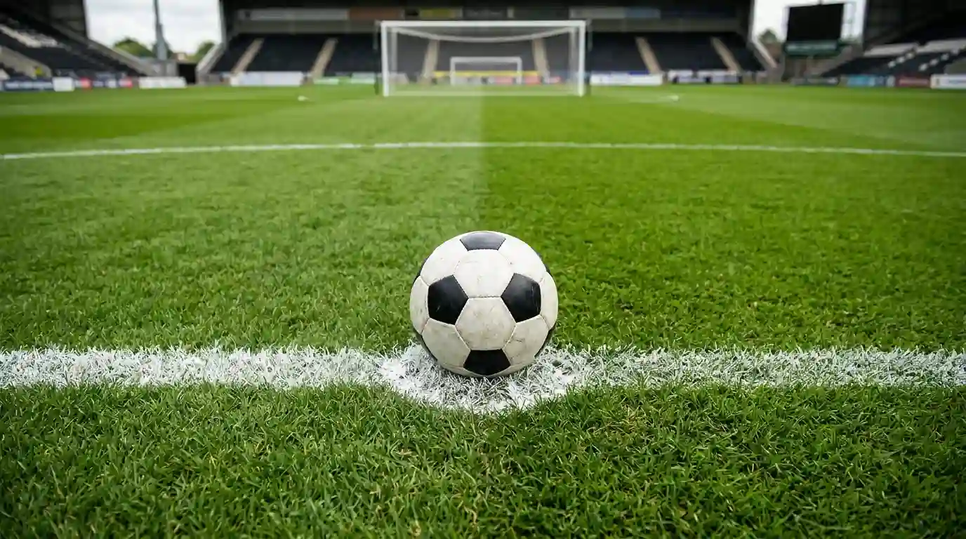 Fußball liegt auf dem Elfmeterpunkt eines markierten Spielfelds